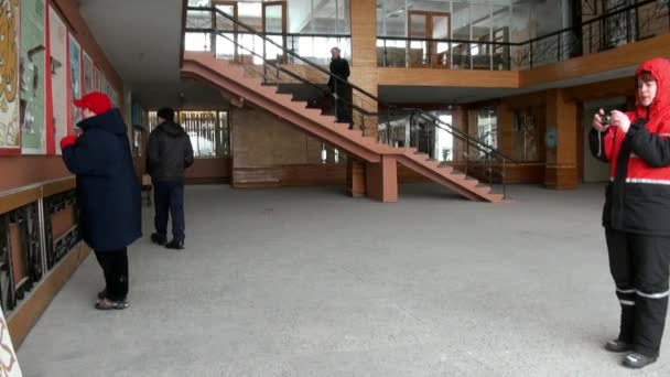 Gebäude und Menschen Fotograf in verlassenen Stadt Pyramiden Spitzbergen arktischen. — Stockvideo