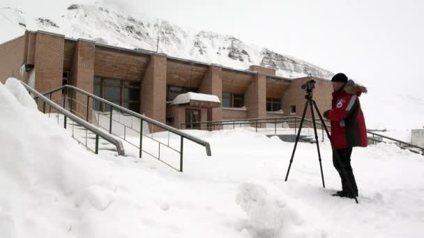 Gebouwen en mensen fotograaf in de verlaten stad Pyramiden Spitsbergen Arctic. — Stockvideo