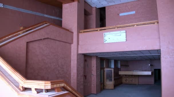 Gebouwen en mensen-toeristen in verlaten stad Pyramiden Spitsbergen Arctic. — Stockvideo