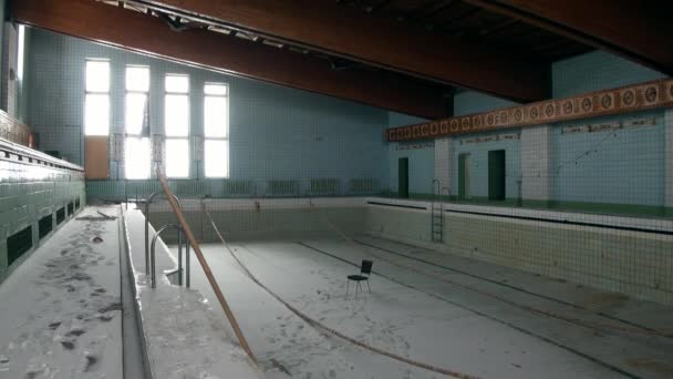 Piscina no edifício do Palácio da Cultura e Desporto em Pyramiden Arctic . — Vídeo de Stock