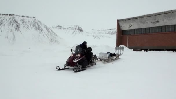 Άνθρωποι εκστρατεία για snowmobile στην βόρειο πόλο Spitsbergen Αρκτικής Σβάλμπαρντ. — Αρχείο Βίντεο