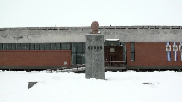Pomník Lenina v opuštěném městě destinaci Longyearbyen Špicberk Arctic. — Stock video