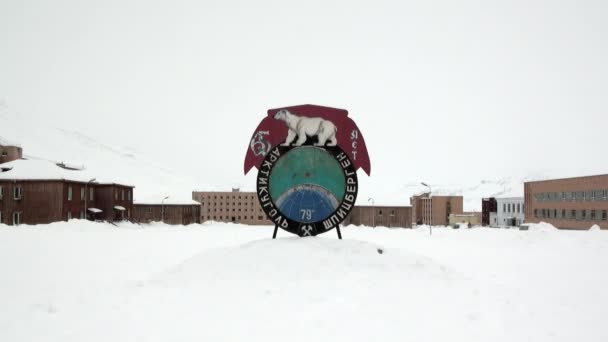 Эмблема с белым медведем заброшенного города Пирамида Шпицберген Арктика . — стоковое видео