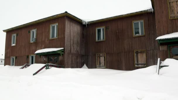 Obytná budova, v níž lidé žili v destinaci Longyearbyen Špicberk. — Stock video