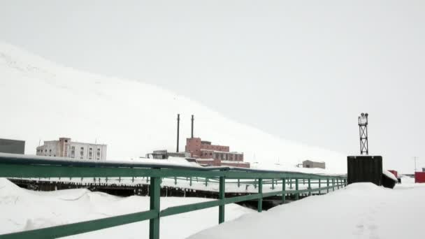 Terk edilmiş şehir Pyramiden Spitsbergen Arctic. — Stok video