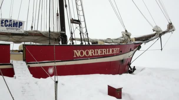 Zeilboot zeilschip Noorderlicht basecamp in Noordpoolgebied. — Stockvideo