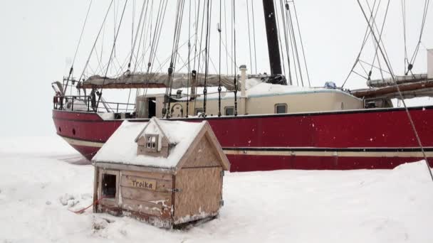Ιστιοφόρο, ιστιοπλοΐα πλοίο basecamp στην Αρκτική. — Αρχείο Βίντεο