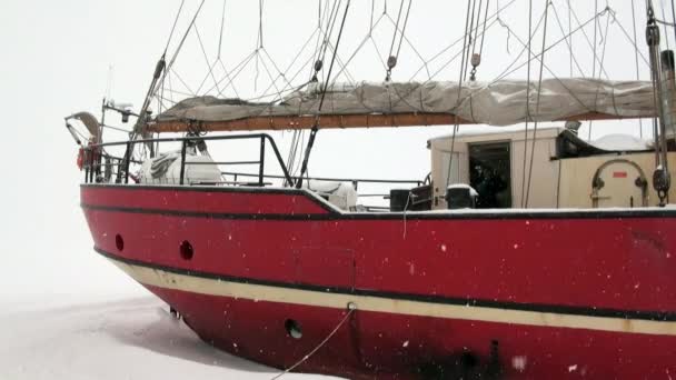 Zeilboot zeilschip Noorderlicht basecamp in Noordpoolgebied. — Stockvideo