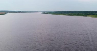 Uçan kuadkopterden Volga nehri hava görüntüsü.