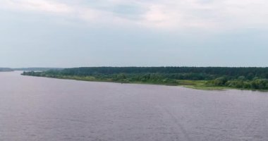 Uçan kuadkopterden Volga nehri hava görüntüsü.