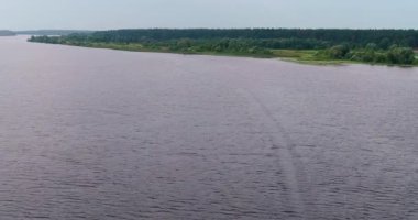 Uçan kuadkopterden Volga nehri hava görüntüsü.