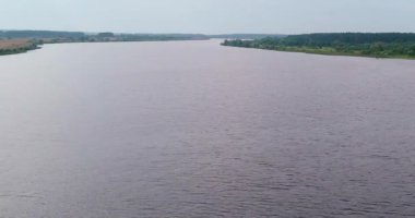 Uçan kuadkopterden Volga nehri hava görüntüsü.