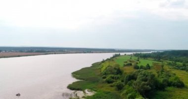 Uçan kuadkopterden Volga nehri hava görüntüsü.