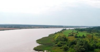 Uçan kuadkopterden Volga nehri hava görüntüsü.