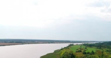 Uçan kuadkopterden Volga nehri hava görüntüsü.