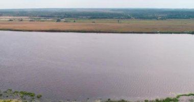 Uçan kuadkopterden Volga nehri hava görüntüsü.