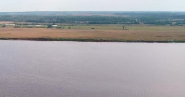 Uçan kuadkopterden Volga nehri hava görüntüsü.