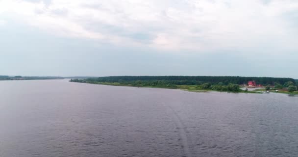 Volga river aerial view from flying quadcopter over forest. — Stock Video