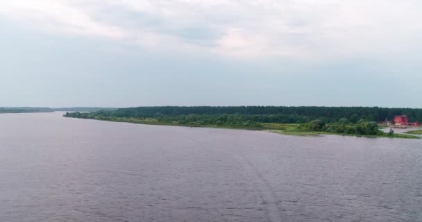 Letecký pohled na řeku Volhu z letícího quadcopteru nad lesem. — Stock video