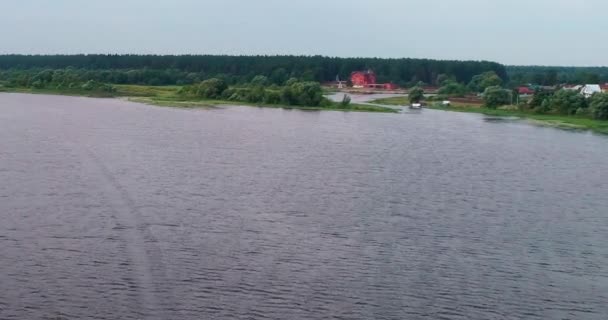A Volga folyó légi felvétel a repülő quadcopter-több mint erdő falu. — Stock videók