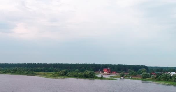 Vila no rio Volga vista aérea do quadricóptero voador sobre a floresta . — Vídeo de Stock