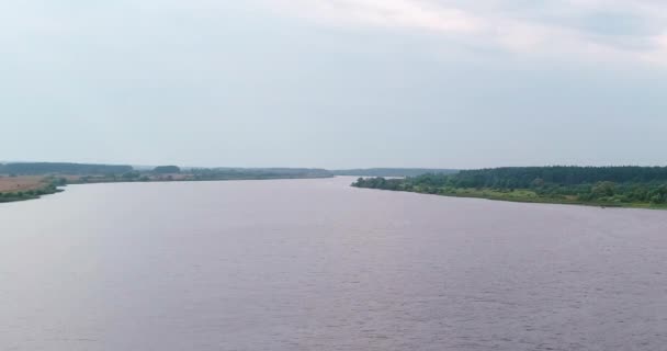 Uçan kuadkopterden Volga nehri hava görüntüsü. — Stok video