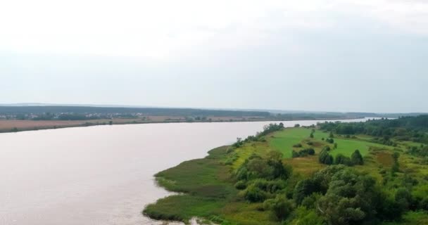 Vista aérea del río Volga desde el quadcopter volador sobre el bosque. — Vídeos de Stock