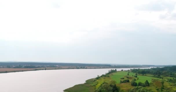 Widok z lotu quadcoptera nad lasem na rzekę Wołgę. — Wideo stockowe