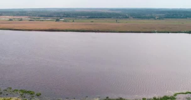 Volga folyó légi kilátás repülő quadcopter erdő felett. — Stock videók