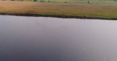 Uçan kuadkopterden Volga nehri hava görüntüsü.