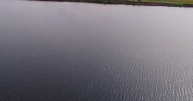 Uçan kuadkopterden Volga nehri hava görüntüsü.