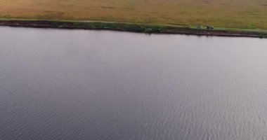 Uçan kuadkopterden Volga nehri hava görüntüsü.