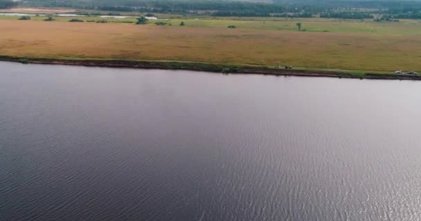 Wolga rivier luchtfoto van vliegende quadcopter over bos. — Stockvideo