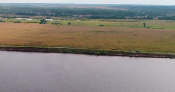 Volga rivière vue aérienne du quadcopter volant au-dessus de la forêt.