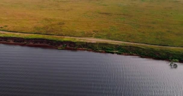 Campo perto da vista aérea do rio Volga a partir do quadricóptero voador sobre a floresta . — Vídeo de Stock