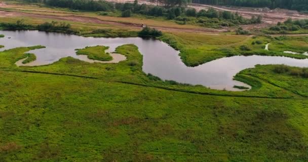 Curva de vista aérea del río desde el quadcopter volador sobre el bosque . — Vídeos de Stock