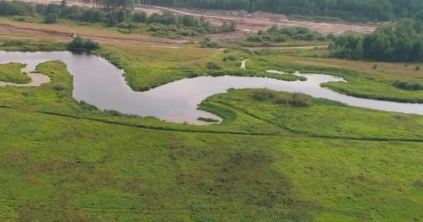 Kanyar a folyó légi felvétel a repülő quadcopter-több mint erdő. — Stock videók