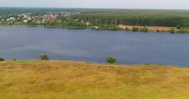 Uçan kuadkopterden Volga nehri hava görüntüsünü ekin..