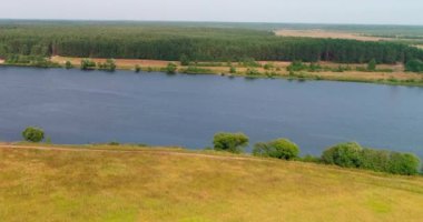 Uçan kuadkopterden Volga nehri hava görüntüsünü ekin..