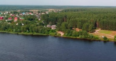 Volga Nehri havadan görünümü quadcopter orman üzerinde uçan üzerinden Köyü.