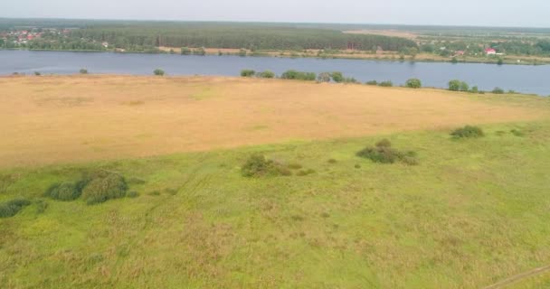 Åkermark Volga flod antenn utsikt från flygande quadcopter över skogen. — Stockvideo