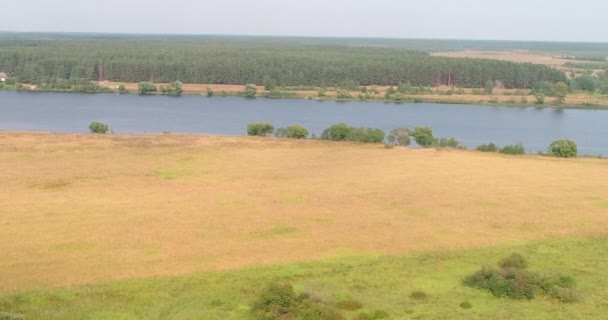 Orná půda landon Volha řeka letecký pohled z létání quadcopter nad lesem. — Stock video