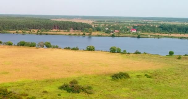 Szántóföld Volga folyó légi kilátás repülő quadcopter felett erdő. — Stock videók