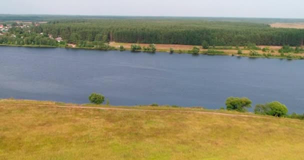 Vesnice na Volze řeku letecký pohled od Kvadrokoptéra létání nad lesní. — Stock video