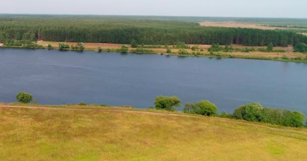 Arable Landon Volga ποταμού εναέρια άποψη από φέρουν quadcopter πάνω από το δάσος. — Αρχείο Βίντεο