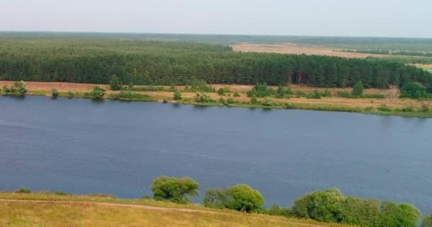 Floresta e estrada de terra perto da vista aérea do rio Volga a partir do quadricóptero voador . — Vídeo de Stock