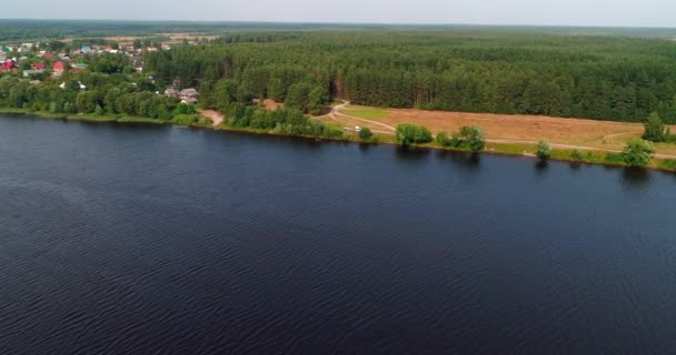 Wieś na Volga rzeki ptaka z latania quadcopter nad lasem. — Wideo stockowe