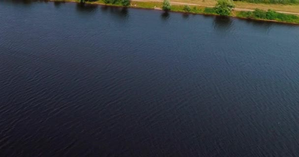 Bos en onverharde weg in de buurt van Volga Luchtfoto uitzicht op de rivier van vliegen quadcopter. — Stockvideo