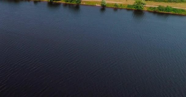 Bosque y camino de tierra cerca del río Volga vista aérea desde el quadcopter volador . — Vídeo de stock