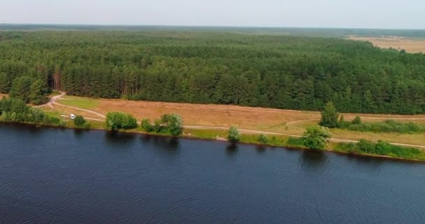 Floresta e estrada de terra perto da vista aérea do rio Volga a partir do quadricóptero voador . — Vídeo de Stock